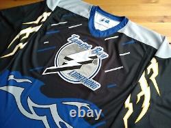 Medium (52adi.) Reverse Retro 90s BLACK Storm Seasick Tampa Bay Lightning Jersey